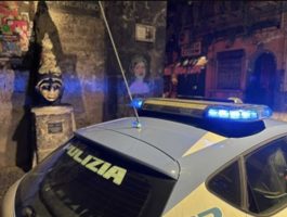 Spaccio in via Sanità, ventunenne sorpreso a vendere dosi in strada: arrestato dopo la fuga