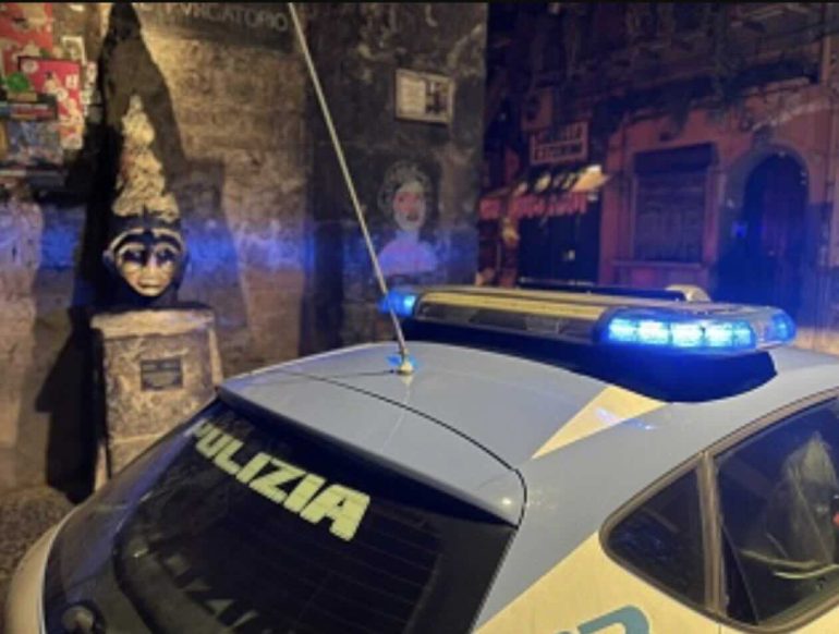 Spaccio in via Sanità, ventunenne sorpreso a vendere dosi in strada: arrestato dopo la fuga