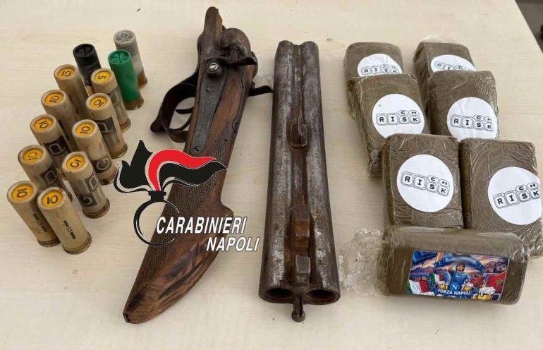 Pozzuoli, arrestato 34enne con fucile a canne mozze e 700 grammi di hashish