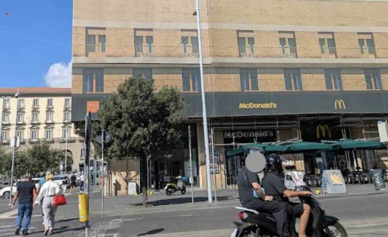 Napoli, arrestato il 15enne autore dell’accoltellamento in Piazza Municipio