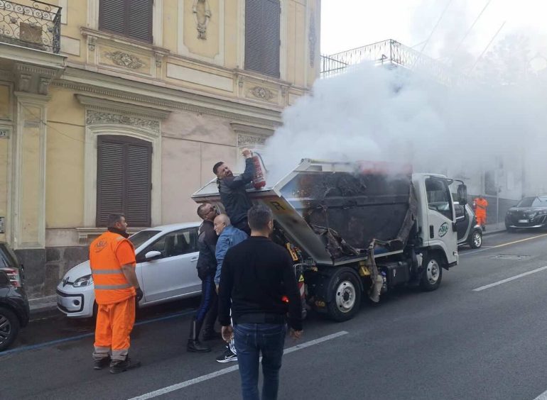 Napoli, autocompattatore Asia in fiamme: l’intervento dei cittadini evita il peggio