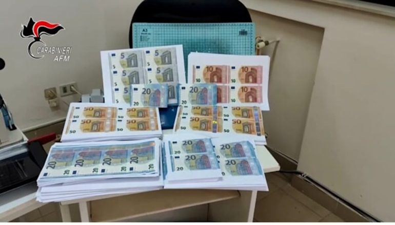 Napoli, banconote false su Telegram: l’organizzazione tradita dai videogiochi e dai social