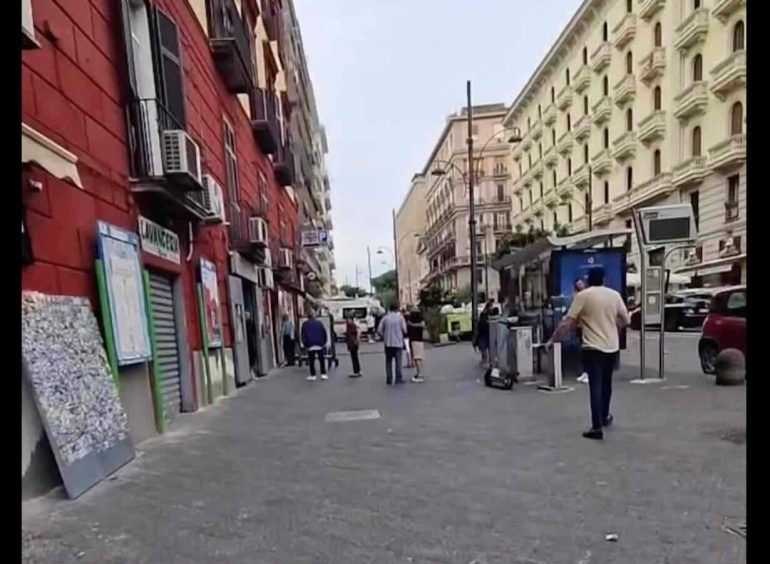 Napoli, Borrelli aggredito a Santa Lucia durante un sopralluogo: sputi, minacce e inseguimento con una spranga