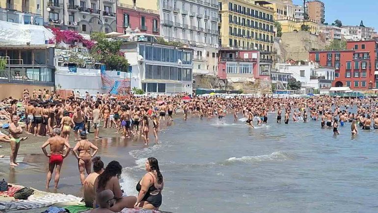 Napoli, chiusa a sorpresa la spiaggia delle Monache: cittadini bloccati da un muro di burocrazia