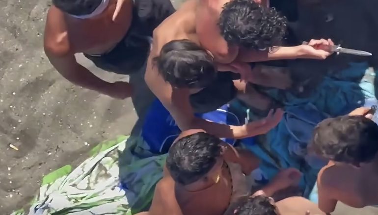 Napoli, coltello da 20 centimetri tra le mani di ragazzini sulla spiaggia di Palazzo Donn’Anna