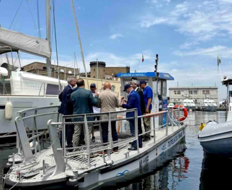 Napoli, entra in azione il nuovo battello Spazzamare: il mare della costa sarà più pulito