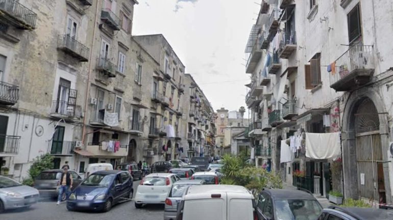 Napoli, il basso di via Sanità piazza di spaccio: presi due pusher giovanissimi e incensurati