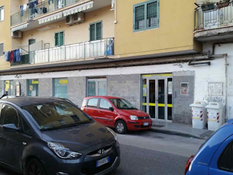Napoli, il rituale della pensione sotto scorta: arrestato 39enne per estorsione ai genitori