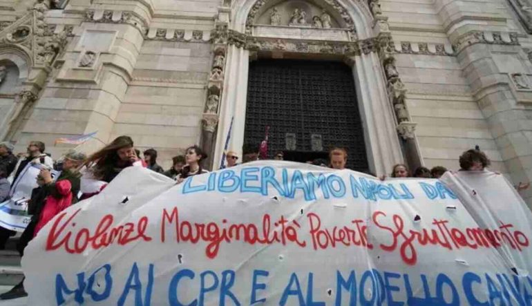 Napoli in piazza contro la povertà educativa: mille persone al corteo