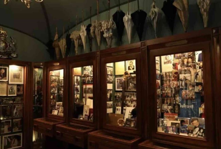 Napoli inaugura il Museo dell’Ombrello artigianale: un viaggio tra storia e celebrità