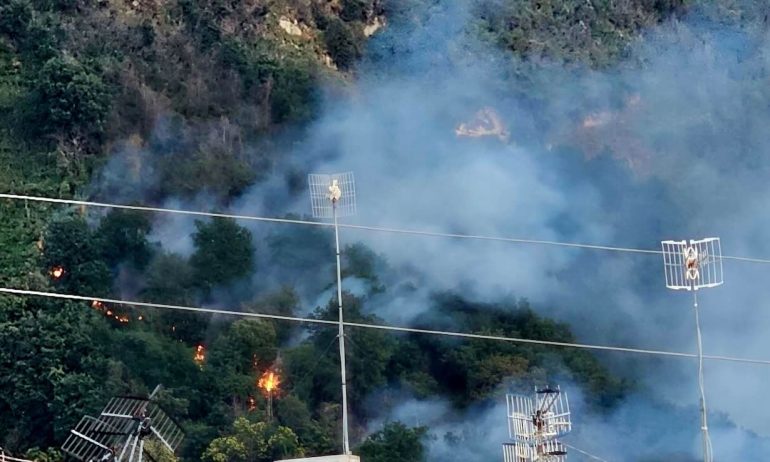 Napoli, incendio nella pineta dei Camaldoli a Pianura: scatta l’allerta, vertice in Prefettura