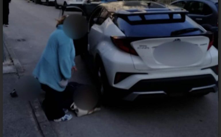 Napoli, investe una donna e non presta soccorso: «Mia madre ha il piede tranciato, lui è rimasto in auto»