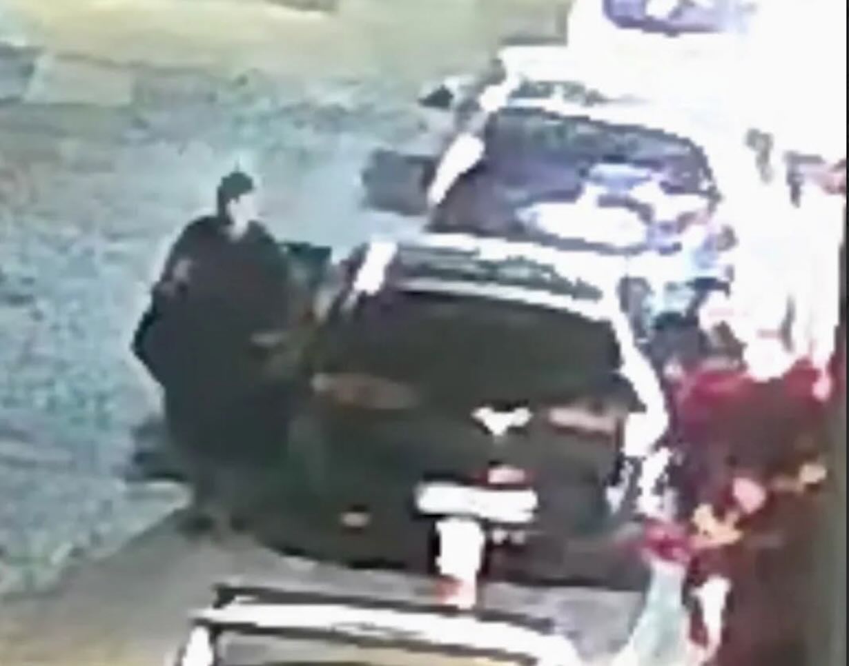 Napoli, raid in casa con gli inquilini: paura e caos nelle strade di Chiaia