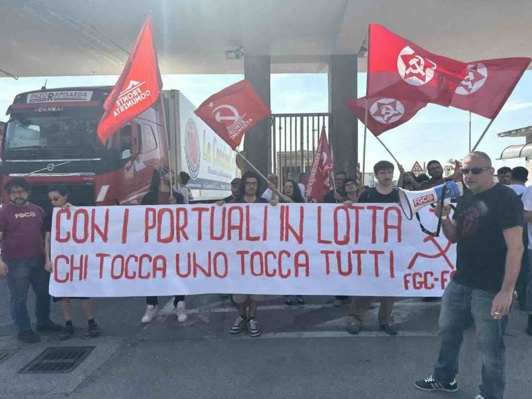 Napoli, licenziamenti e sanzioni ai delegati SI COBAS, protesta nei porti campani
