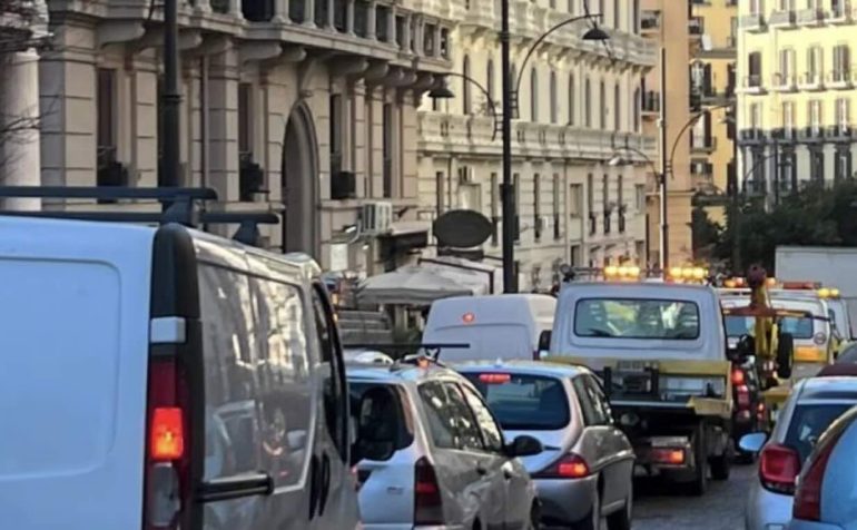 Napoli, nuova protesta dei tassisti: «Piani traffico inefficaci, utenti a piedi»