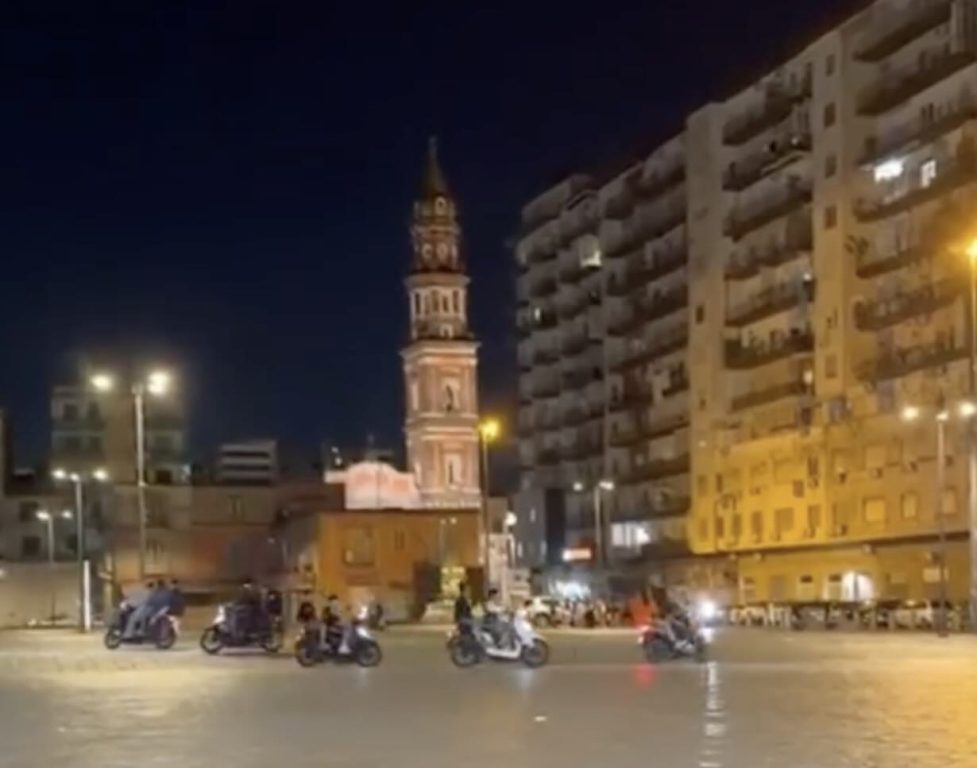Napoli, piazza Mercato, «rodeo» notturno di scooter