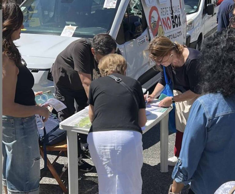 Napoli, protesta dei tassisti al Vomero: «Più Ztl e aree pedonali per un servizio efficiente»
