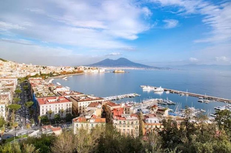 Napoli riabbraccia il sole: splende l’estate (senza eccessi) in Campania