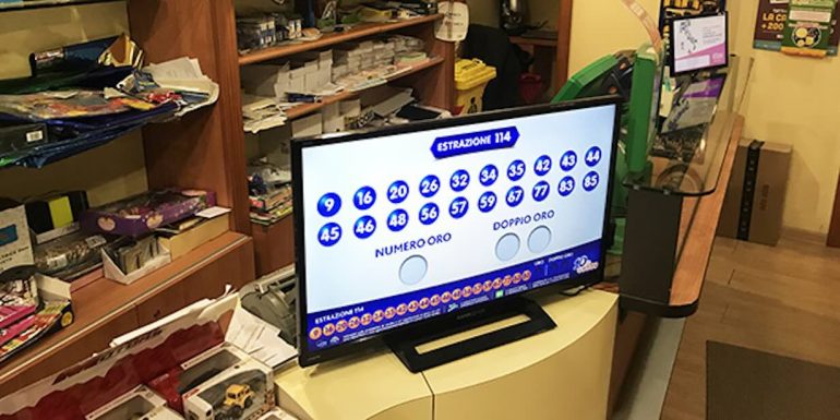 Napoli, riciclava i soldi dei clan attraverso le scommesse sportive: arrestata