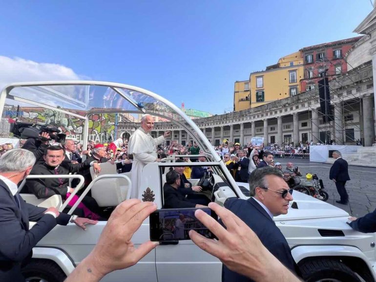 Napoli saluta Papa Leone XIV, l’Arcidiocesi: «Trentamila fedeli e 1.500 volontari per una giornata storica»