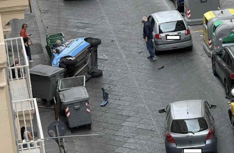 Napoli, scontro in via Crispi: auto si ribalta, residenti chiedono interventi urgenti