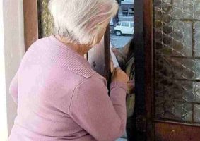 Avellino, anziana smaschera al telefono il finto poliziotto e allerta subito i Carabinieri: sventata la truffa