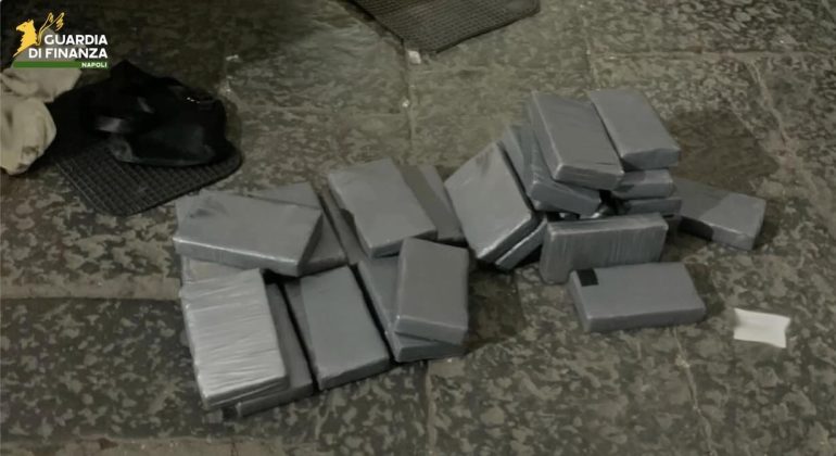 Napoli, smantellato il gruppo di pusher a domicilio: 4 arresti
