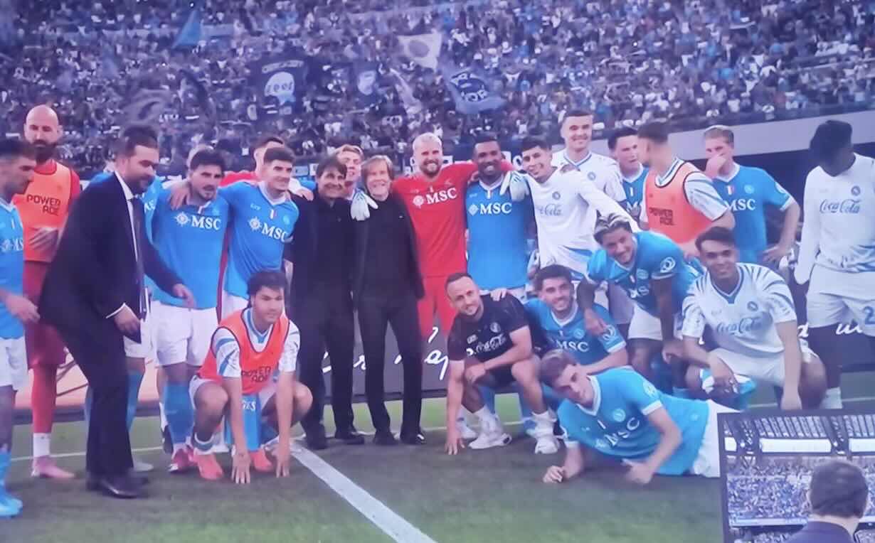 Napoli in delirio: Conte guida la squadra verso la storica vittoria!