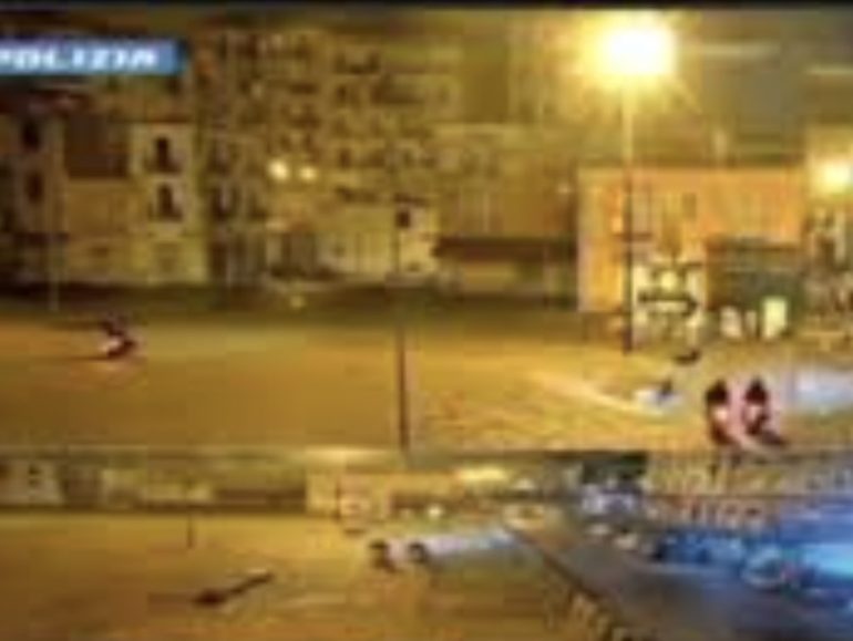 Napoli, sparatoria vicino piazza Mercato, 15enne ferito a una gamba