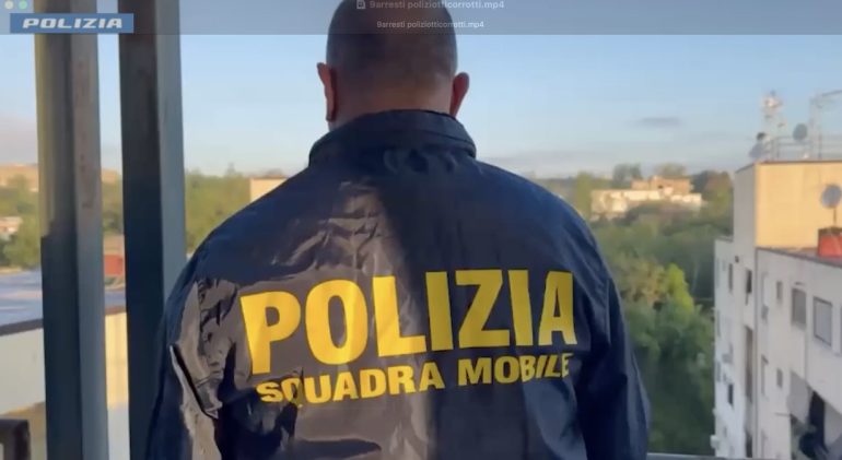 Napoli, aveva un arsenale in casa: arrestato dalla Squadra Mobile