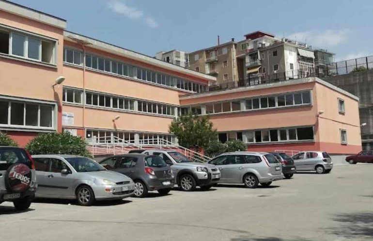 Napoli, studente colpisce un compagno con un banco: 16enne ricoverato al Cto