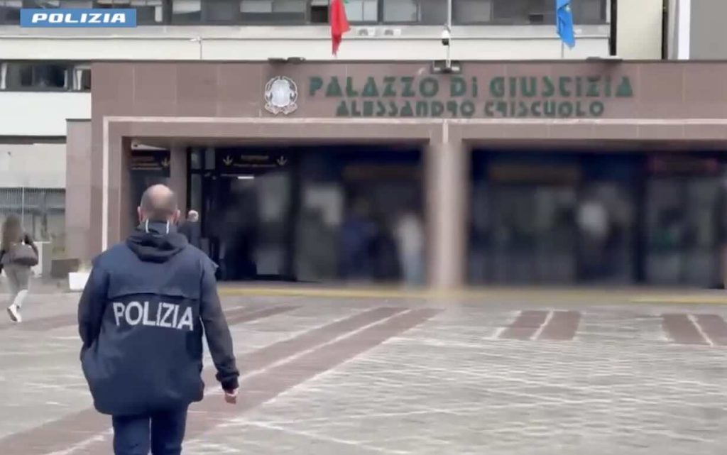 Napoli, forze dell’ordine corrotti vendevano per pochi euro informazioni sensibili di Vip e calciatori