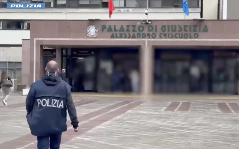 Napoli, forze dell’ordine corrotti vendevano per pochi euro informazioni sensibili di Vip e calciatori
