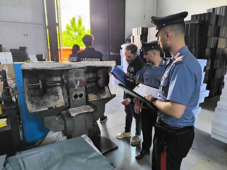 Orta di Atella, lavoratori irregolari e rifiuti pericolosi: arrestato il titolare di un calzaturificio