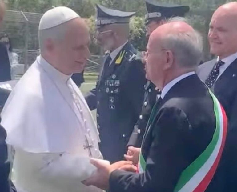 Papa Leone XIV ad Acerra, il sindaco D’Errico: «Un momento indelebile per le nostre comunità»