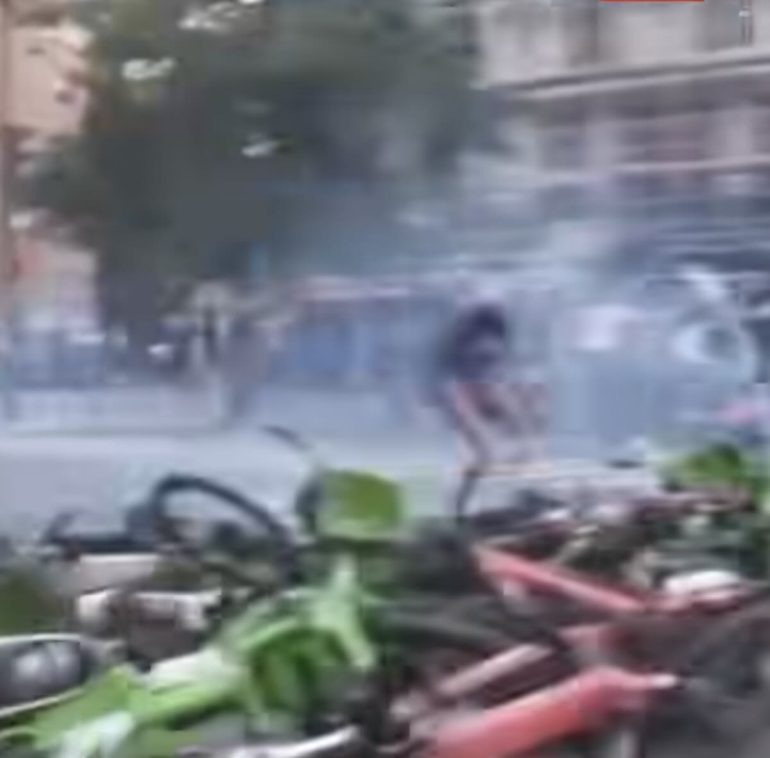 Parigi, un morto, 219 feriti e 780 fermi: il Psg vince, la città esplode