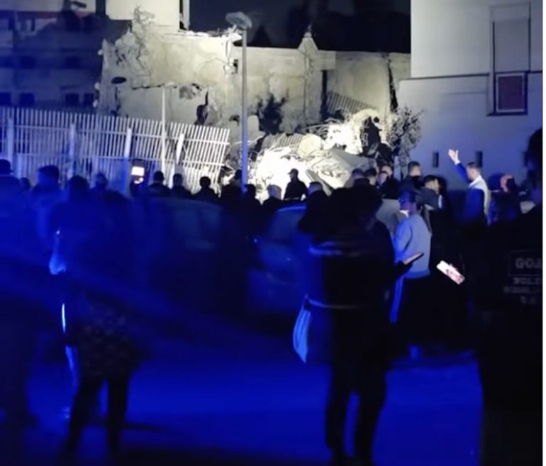 Paura a Scampia: crolla una porzione della Vela Rossa, un ferito lieve