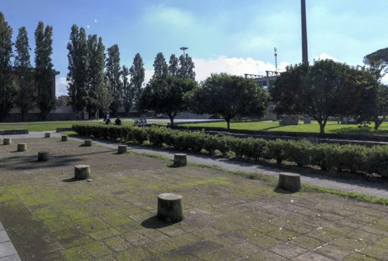 Pomigliano, pregiudicato ferito con un’arma da taglio nella villa comunale