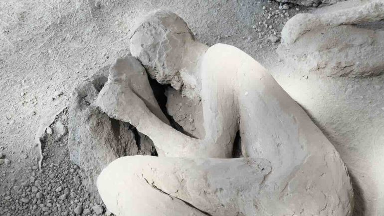 Pompei, il calco svela il suo segreto: tra i fuggiaschi c’era anche un medico