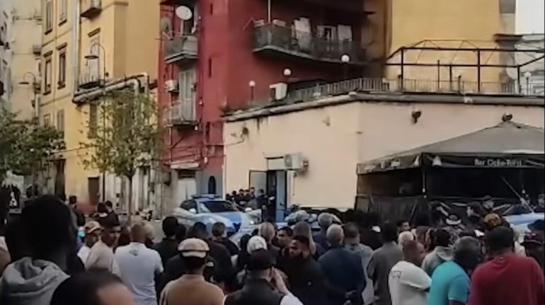 Porta Capuana, rissa con coltelli: due feriti, aggressore asserragliato in un bar
