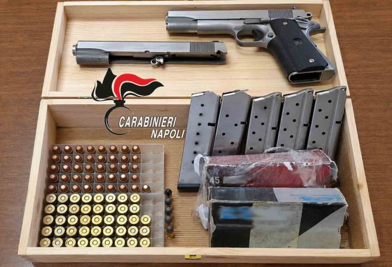 Castel Volturno, mini arsenale nascosto in controsoffittatura: arrestato