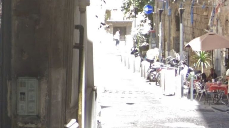 Quartieri Spagnoli, 48enne ferito da colpi d’arma da fuoco mentre passeggiava