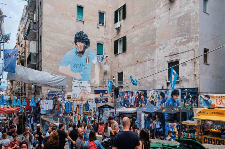Quartieri Spagnoli, al via il cantiere a Largo Maradona: l’area del murale resta chiusa per lavori