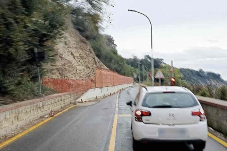 Riapre la strada scalandrone ai Campi Flegrei