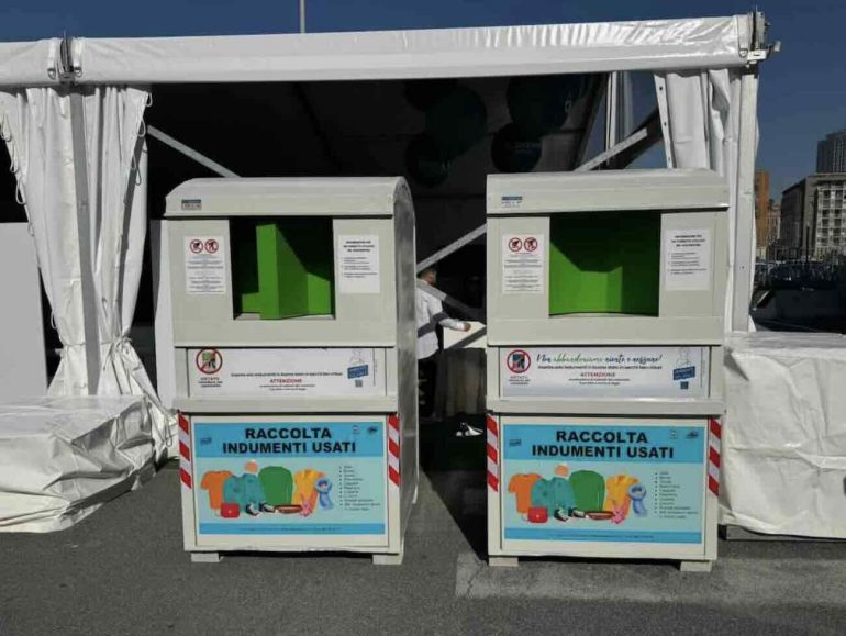 Rifiuti tessili, a Napoli parte la raccolta nei negozi: al via il progetto «Raccogli-AMO»