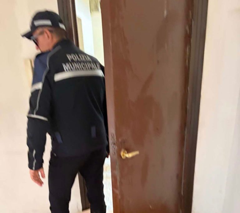 Rione Salicelle, scoperto cantiere abusivo in un alloggio comunale occupato illegalmente