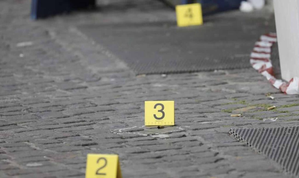 Rione Sanità, la stesa sotto gli occhi delle telecamere: è caccia ai due pistoleri