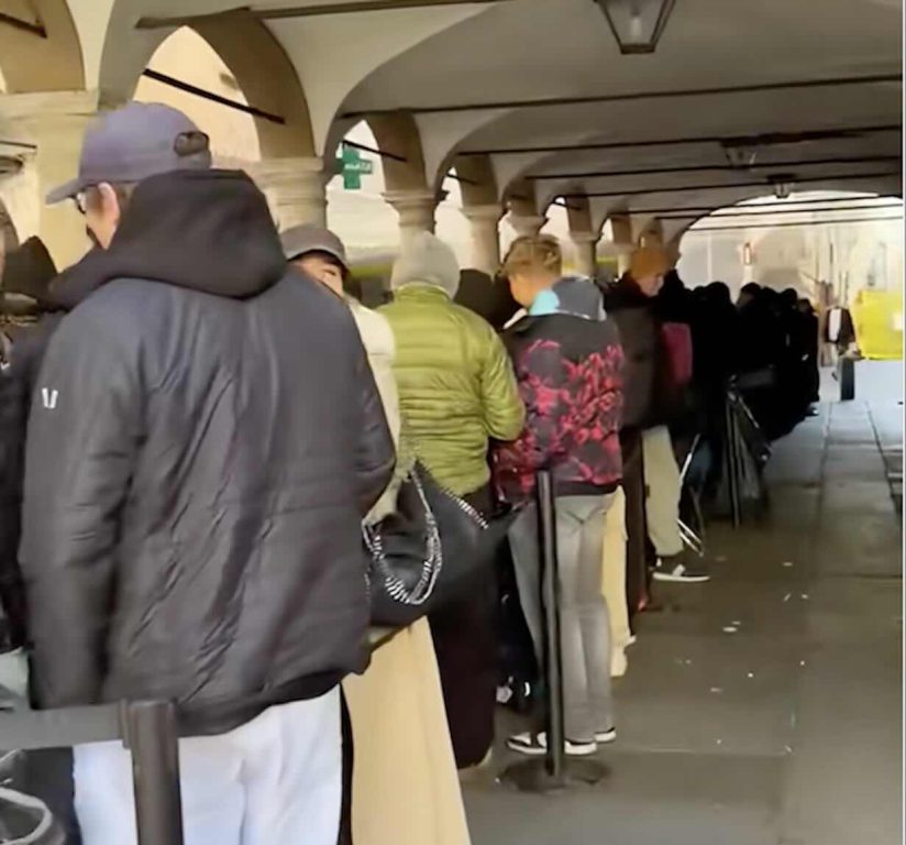 Ritorna la febbre da Swatch, da Milano a Parigi in migliaia in fila per l’iconico Royal pop