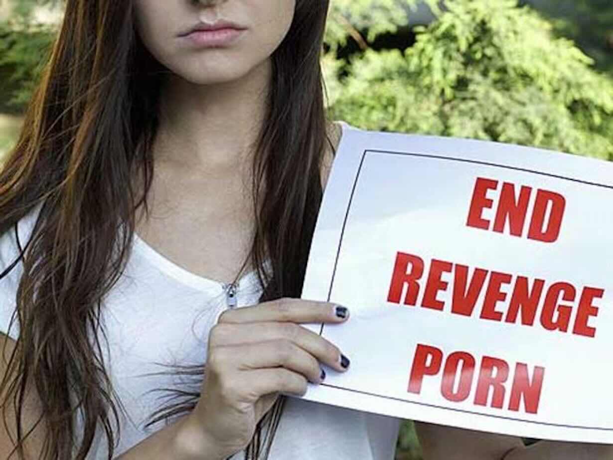 Salerno: «O paghi o condivido i tuoi video intimi», arrestato 50enne per ricatto alla ex