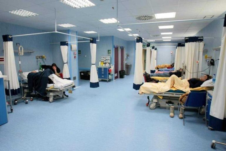 Sangue al Cardarelli, infermiere accoltellato per un portafogli: il Prefetto dispone il pugno di ferro